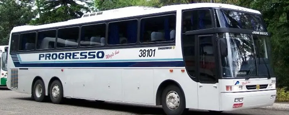 Ônibus rodoviário da Viação Progresso com a pintura dos anos 1990