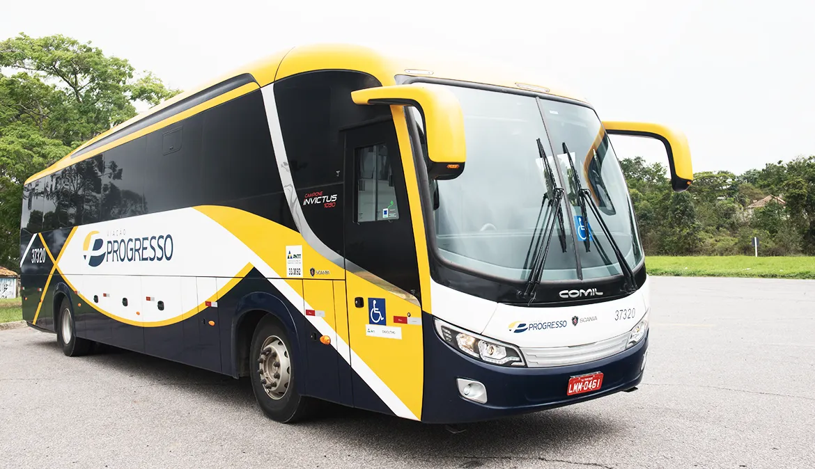 Ônibus rodoviário da Viação Progresso com a pintura azul e amarela